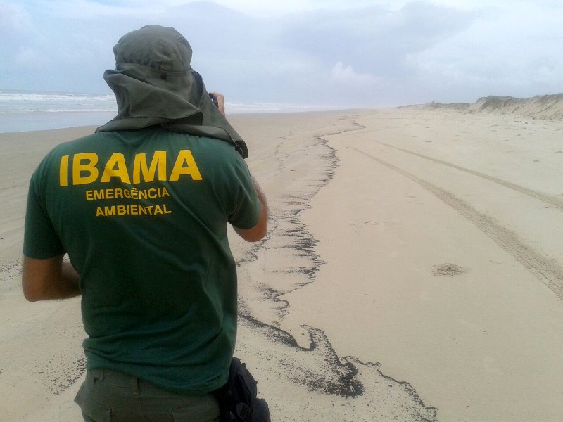 http://gerencieme.sejamaior.com.br/Content/imgNoticias/Biosolvit-Novo/64e387_oleo_na_praia.jpg